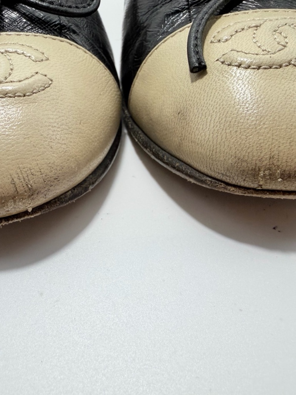 CHANEL Black and Cream Leather Cap-Toe Ballet Flats with CC Logo - Picture 4 of 16
